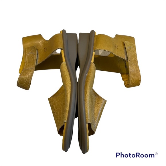 Groundhog Aken Yellow Leather Ankle Strap Sandals - Picture 7 of 14